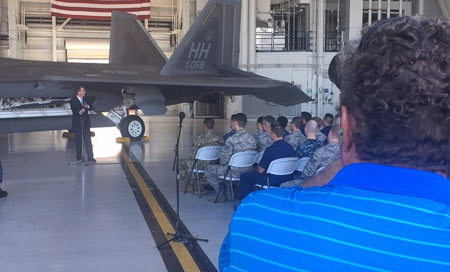 ashton carter in pearl harbor base Pentágono realiza ciertas correcciones de fuerzas en Europa